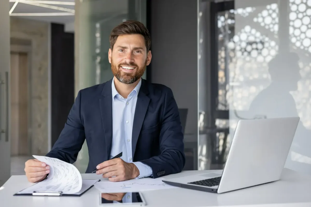 biznesmen przed laptopem